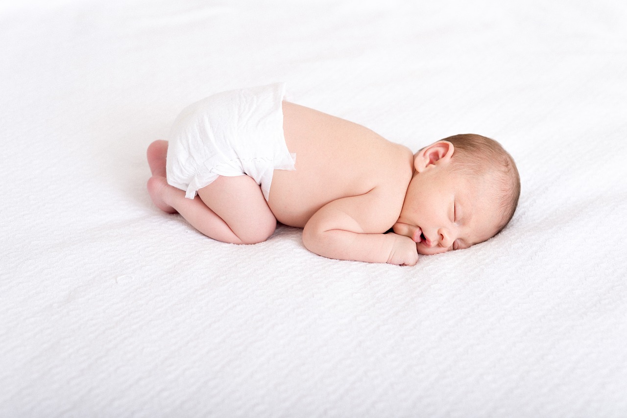 赤ちゃんが布団で寝かせる時の注意点！窒息しない為の対処法とは