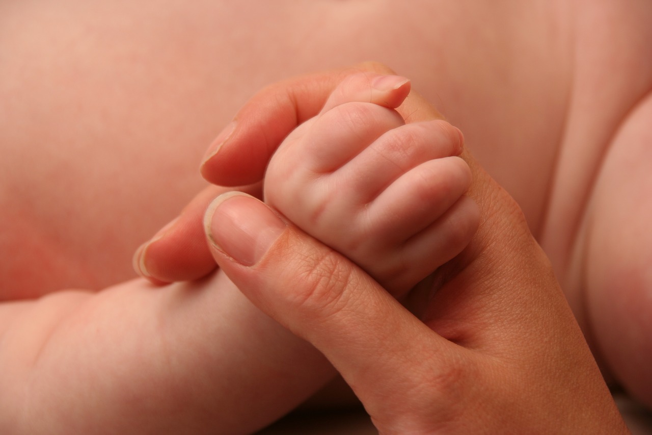 赤ちゃんだから心配。手の湿疹って何が原因？