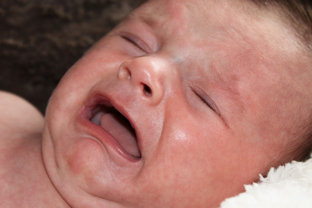 えっ、赤ちゃんが舌に火傷を負った？！対処法と予防について調査