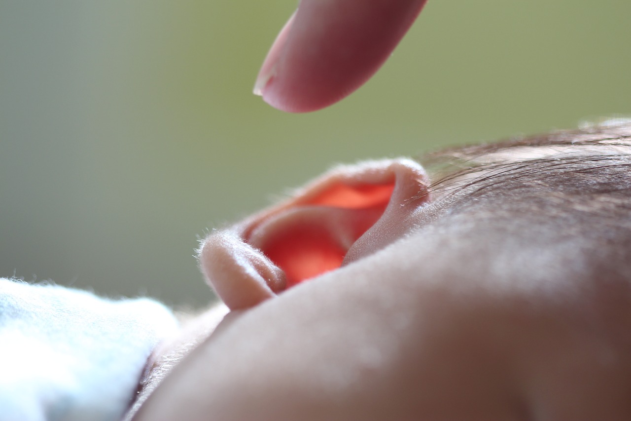赤ちゃんの耳垢にはカサカサと湿ったタイプが！耳掃除の方法！