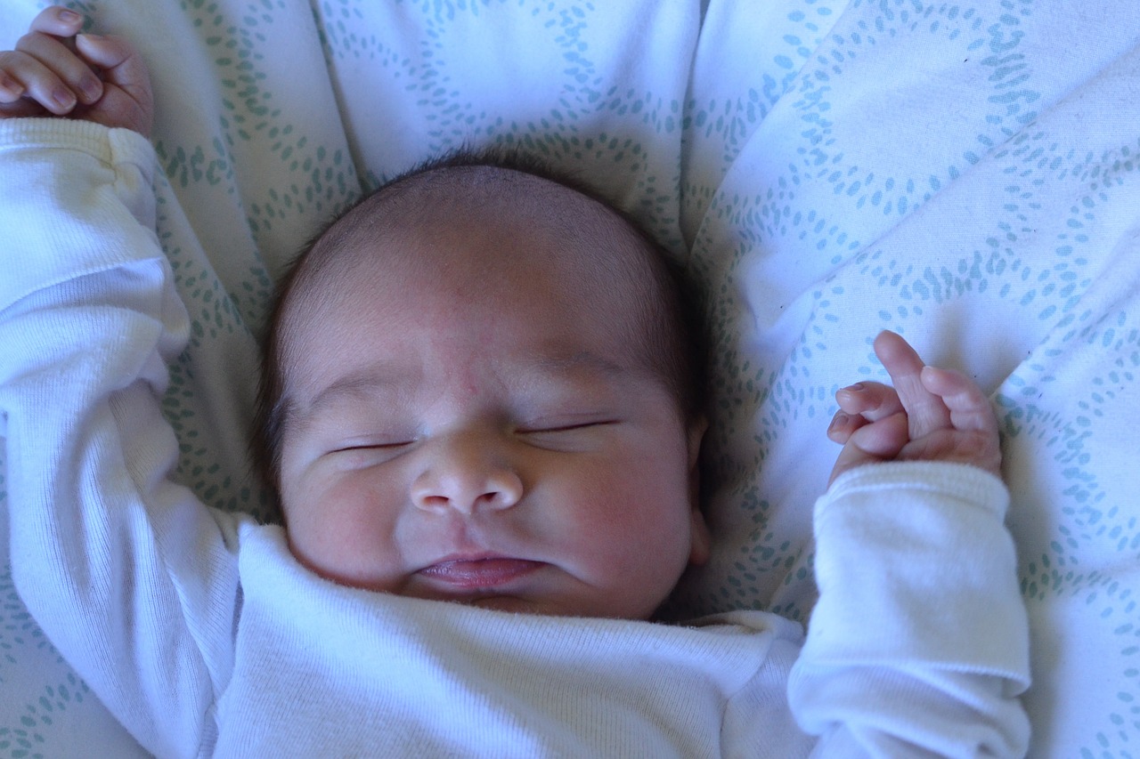 新生児が寝る時にもがく・うなるには理由が！原因や対策法は？