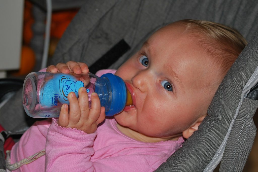 6ヶ月の赤ちゃん、水分補給に何をあげたらいい？
